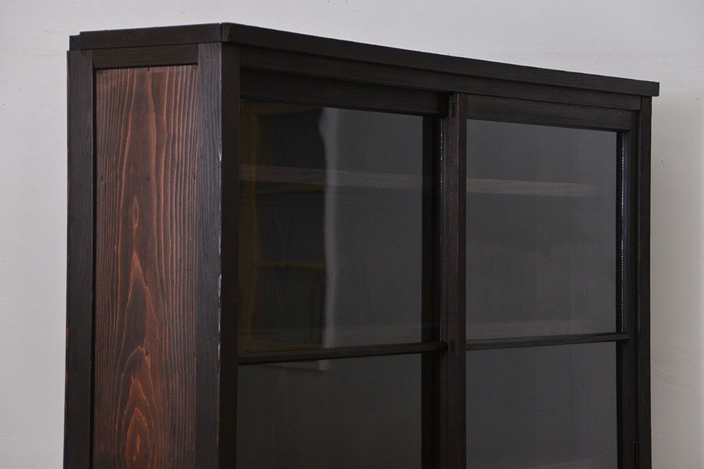 アンティーク家具　アンティーク 簡素な作りの大きな薄型収納棚(ガラスケース、飾り棚)
