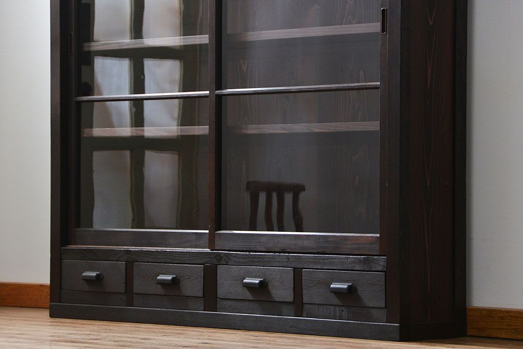 アンティーク家具　アンティーク 簡素な作りの大きな薄型収納棚(ガラスケース、飾り棚)