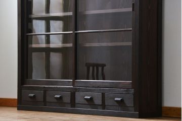 アンティーク家具　アンティーク 簡素な作りの大きな薄型収納棚(ガラスケース、飾り棚)