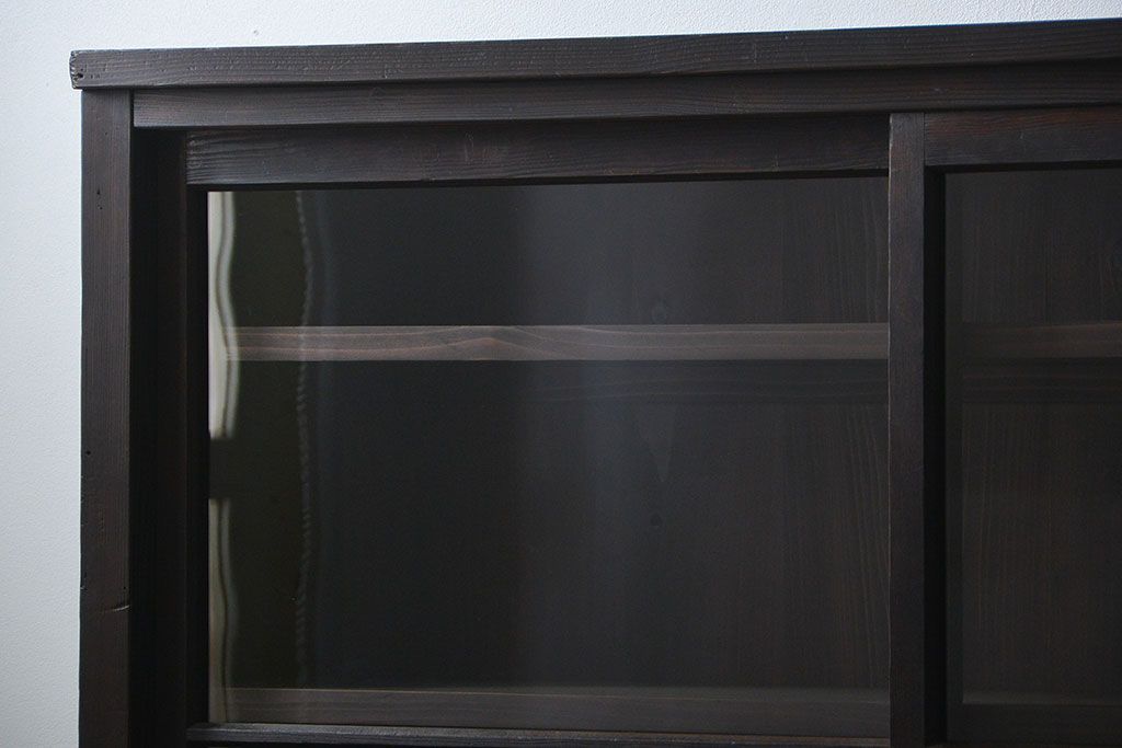 アンティーク家具　アンティーク 簡素な作りの大きな薄型収納棚(ガラスケース、飾り棚)