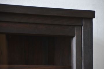アンティーク家具　アンティーク 簡素な作りの大きな薄型収納棚(ガラスケース、飾り棚)