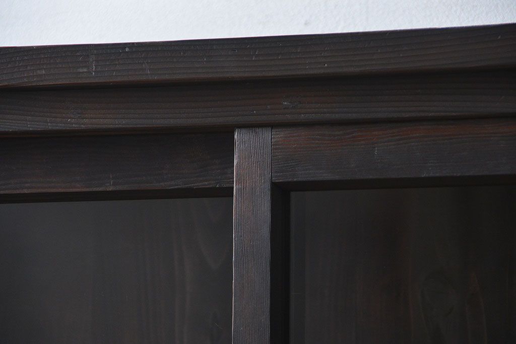 アンティーク家具　アンティーク 簡素な作りの大きな薄型収納棚(ガラスケース、飾り棚)