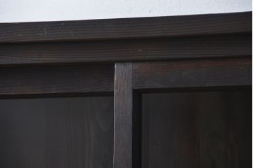 アンティーク家具　アンティーク 簡素な作りの大きな薄型収納棚(ガラスケース、飾り棚)