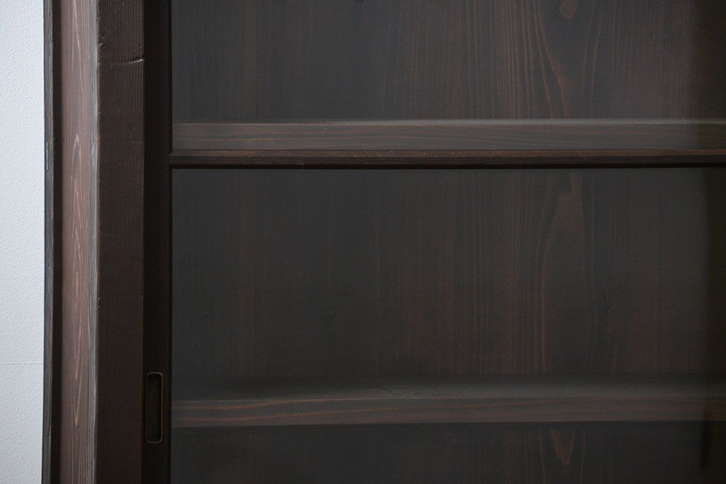 アンティーク家具　アンティーク 簡素な作りの大きな薄型収納棚(ガラスケース、飾り棚)