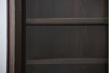 アンティーク家具　アンティーク 簡素な作りの大きな薄型収納棚(ガラスケース、飾り棚)