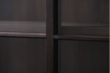 アンティーク家具　アンティーク 簡素な作りの大きな薄型収納棚(ガラスケース、飾り棚)