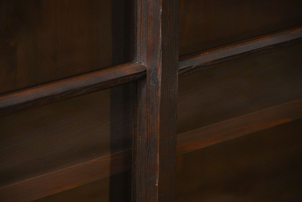 アンティーク家具　アンティーク 簡素な作りの大きな薄型収納棚(ガラスケース、飾り棚)