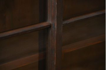 アンティーク家具　アンティーク 簡素な作りの大きな薄型収納棚(ガラスケース、飾り棚)