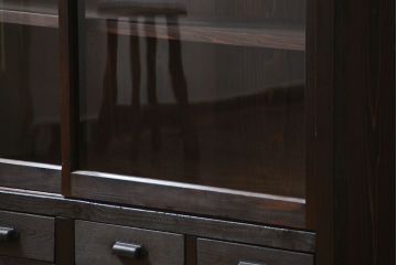 アンティーク家具　アンティーク 簡素な作りの大きな薄型収納棚(ガラスケース、飾り棚)