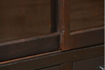 アンティーク家具　アンティーク 簡素な作りの大きな薄型収納棚(ガラスケース、飾り棚)