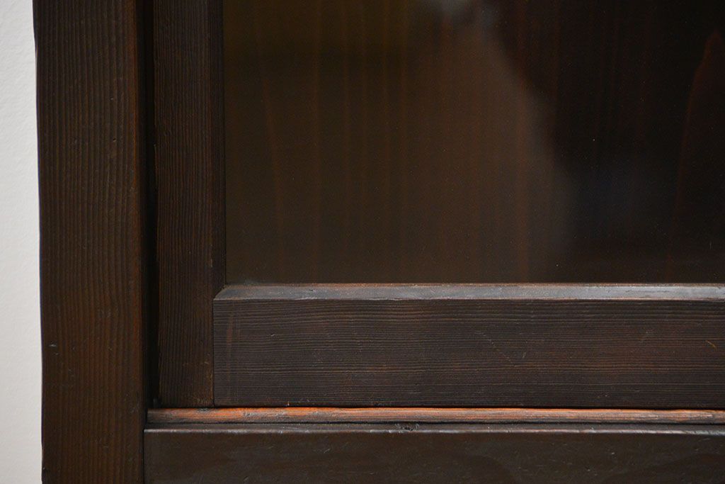 アンティーク家具　アンティーク 簡素な作りの大きな薄型収納棚(ガラスケース、飾り棚)