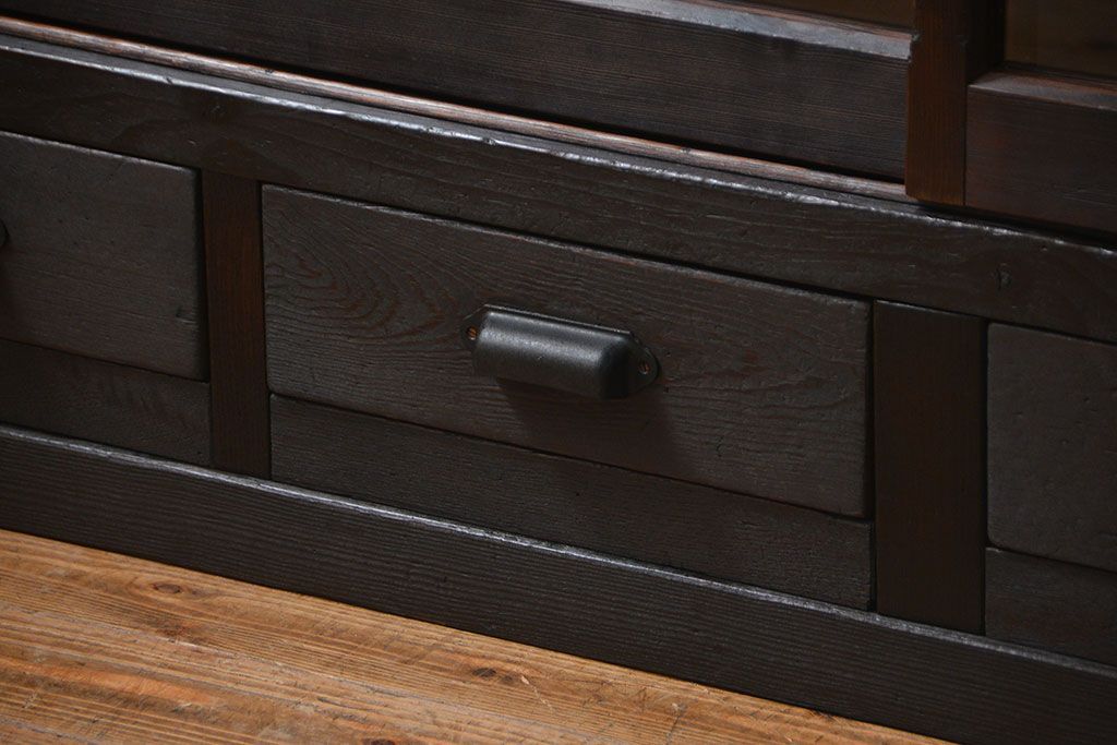 アンティーク家具　アンティーク 簡素な作りの大きな薄型収納棚(ガラスケース、飾り棚)