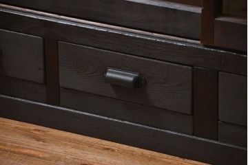 アンティーク家具　アンティーク 簡素な作りの大きな薄型収納棚(ガラスケース、飾り棚)