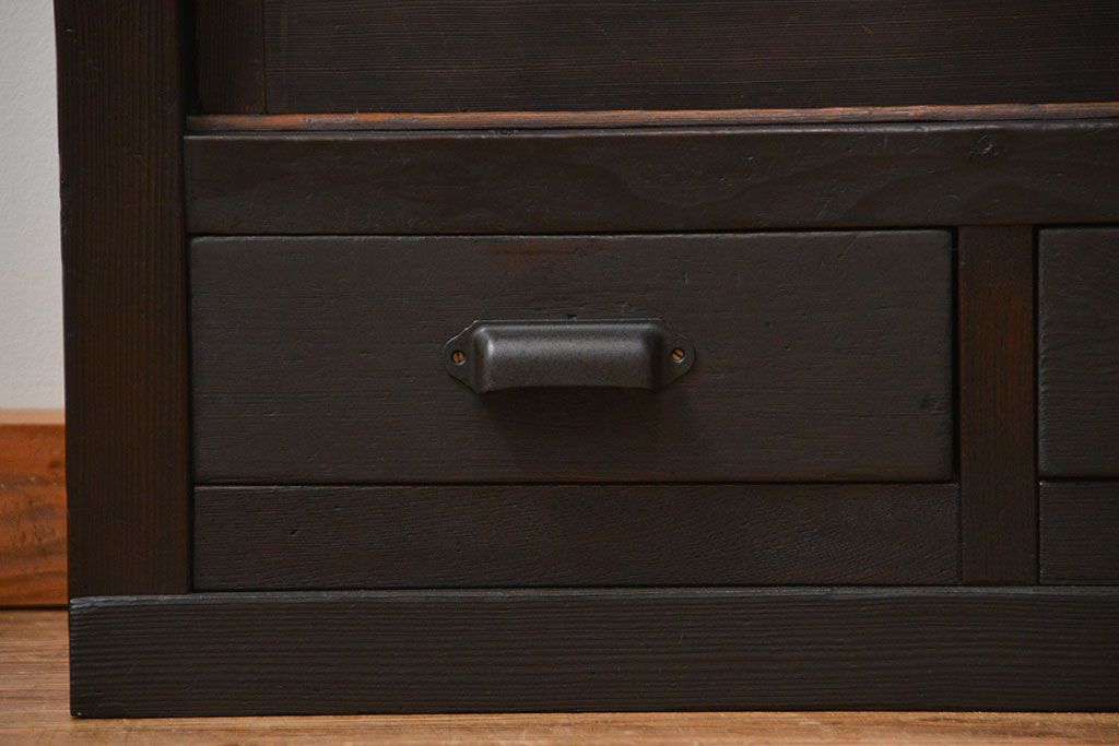 アンティーク家具　アンティーク 簡素な作りの大きな薄型収納棚(ガラスケース、飾り棚)