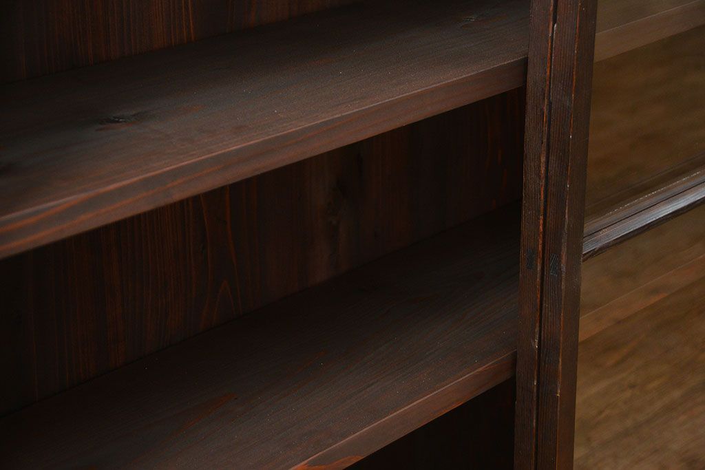 アンティーク家具　アンティーク 簡素な作りの大きな薄型収納棚(ガラスケース、飾り棚)