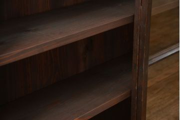 アンティーク家具　アンティーク 簡素な作りの大きな薄型収納棚(ガラスケース、飾り棚)