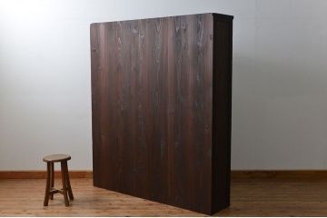 アンティーク家具　アンティーク 簡素な作りの大きな薄型収納棚(ガラスケース、飾り棚)