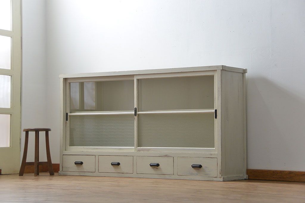 アンティーク家具　アンティークペイント 銀モールガラス入りの大きな収納棚(サイドボード、リビングボード)