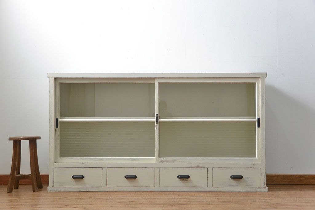 アンティーク家具　アンティークペイント 銀モールガラス入りの大きな収納棚(サイドボード、リビングボード)