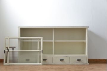 アンティーク家具　アンティークペイント 銀モールガラス入りの大きな収納棚(サイドボード、リビングボード)