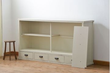 アンティーク家具　アンティークペイント 銀モールガラス入りの大きな収納棚(サイドボード、リビングボード)