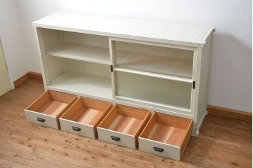 アンティーク家具　アンティークペイント 銀モールガラス入りの大きな収納棚(サイドボード、リビングボード)