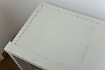 アンティーク家具　アンティークペイント 銀モールガラス入りの大きな収納棚(サイドボード、リビングボード)