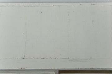 アンティーク家具　アンティークペイント 銀モールガラス入りの大きな収納棚(サイドボード、リビングボード)