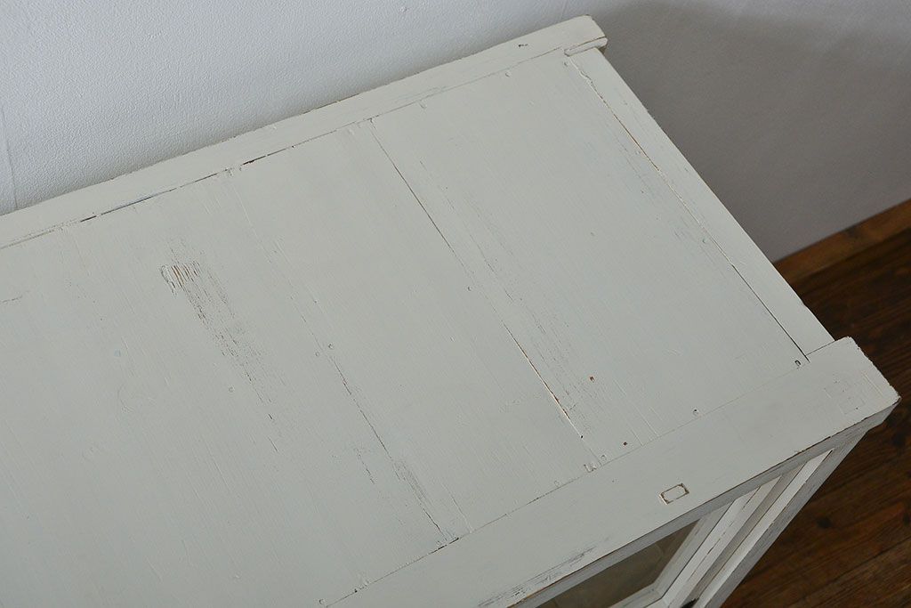 アンティーク家具　アンティークペイント 銀モールガラス入りの大きな収納棚(サイドボード、リビングボード)