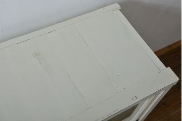 アンティーク家具　アンティークペイント 銀モールガラス入りの大きな収納棚(サイドボード、リビングボード)