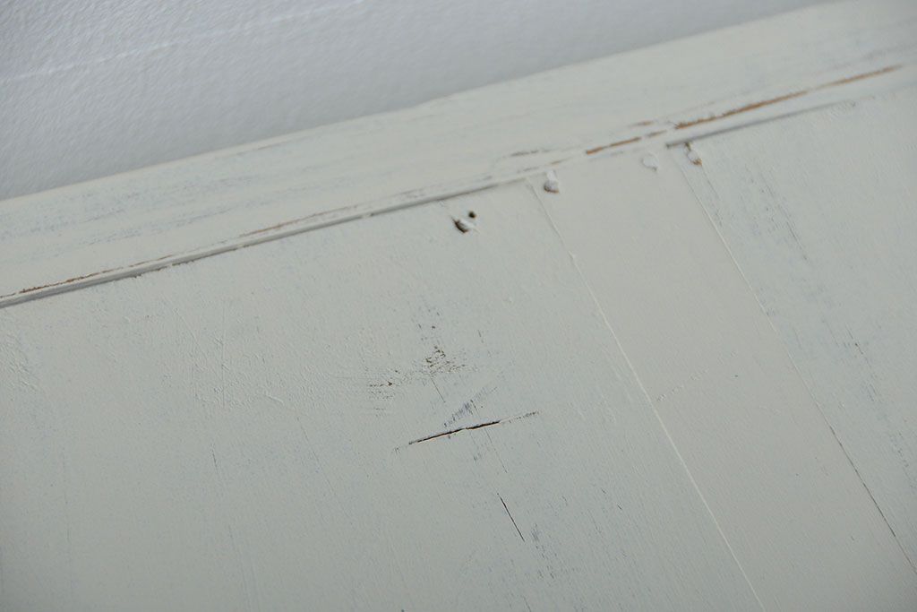 アンティーク家具　アンティークペイント 銀モールガラス入りの大きな収納棚(サイドボード、リビングボード)