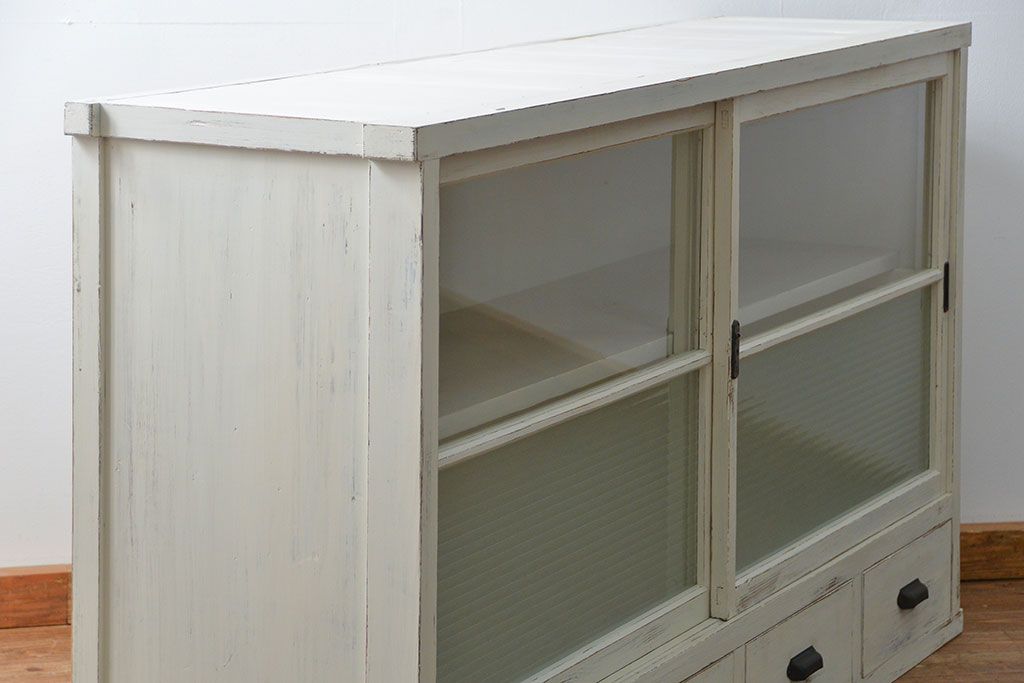 アンティーク家具　アンティークペイント 銀モールガラス入りの大きな収納棚(サイドボード、リビングボード)