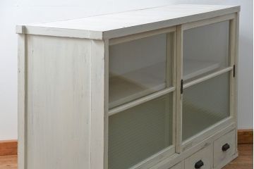 アンティーク家具　アンティークペイント 銀モールガラス入りの大きな収納棚(サイドボード、リビングボード)