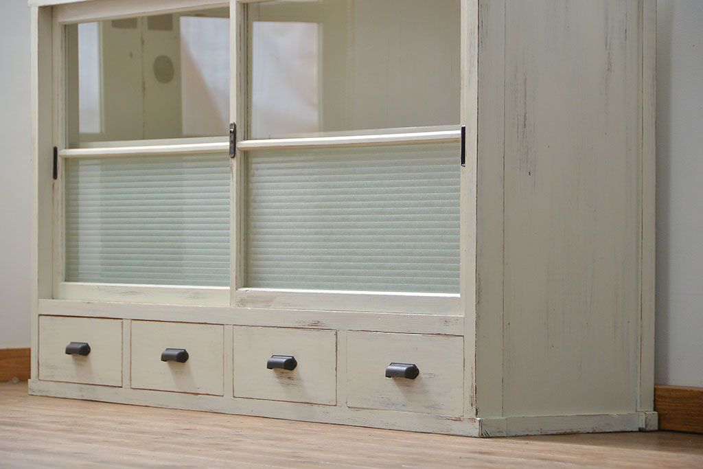 アンティーク家具　アンティークペイント 銀モールガラス入りの大きな収納棚(サイドボード、リビングボード)