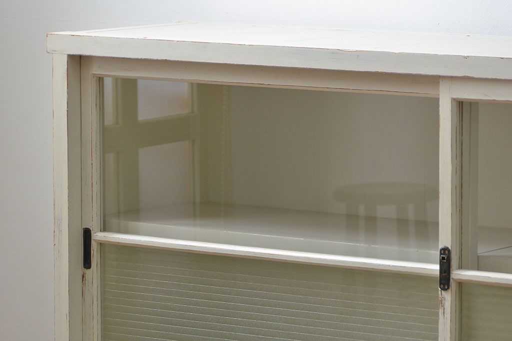 アンティーク家具　アンティークペイント 銀モールガラス入りの大きな収納棚(サイドボード、リビングボード)