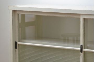 アンティーク家具　アンティークペイント 銀モールガラス入りの大きな収納棚(サイドボード、リビングボード)