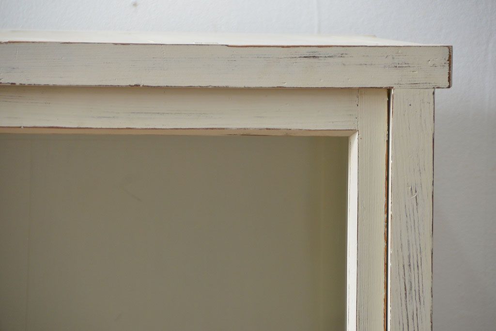 アンティーク家具　アンティークペイント 銀モールガラス入りの大きな収納棚(サイドボード、リビングボード)