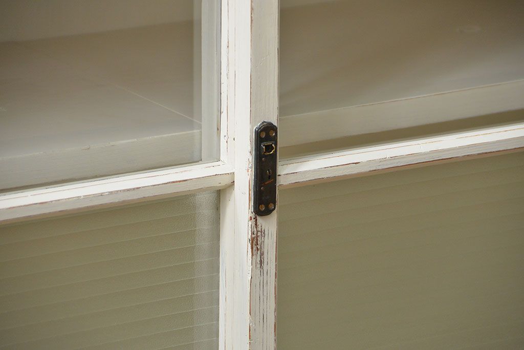 アンティーク家具　アンティークペイント 銀モールガラス入りの大きな収納棚(サイドボード、リビングボード)