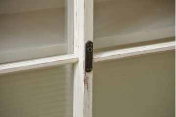 アンティーク家具　アンティークペイント 銀モールガラス入りの大きな収納棚(サイドボード、リビングボード)