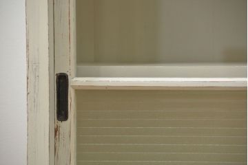 アンティーク家具　アンティークペイント 銀モールガラス入りの大きな収納棚(サイドボード、リビングボード)