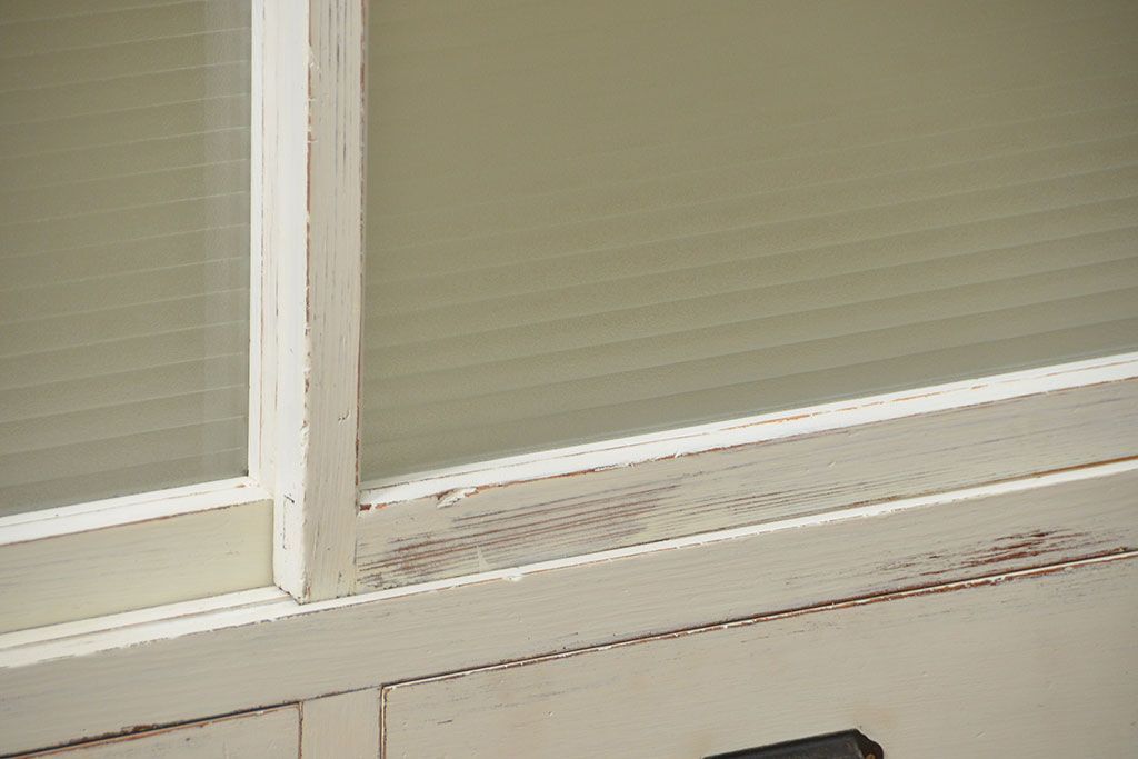 アンティーク家具　アンティークペイント 銀モールガラス入りの大きな収納棚(サイドボード、リビングボード)