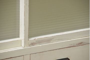 アンティーク家具　アンティークペイント 銀モールガラス入りの大きな収納棚(サイドボード、リビングボード)