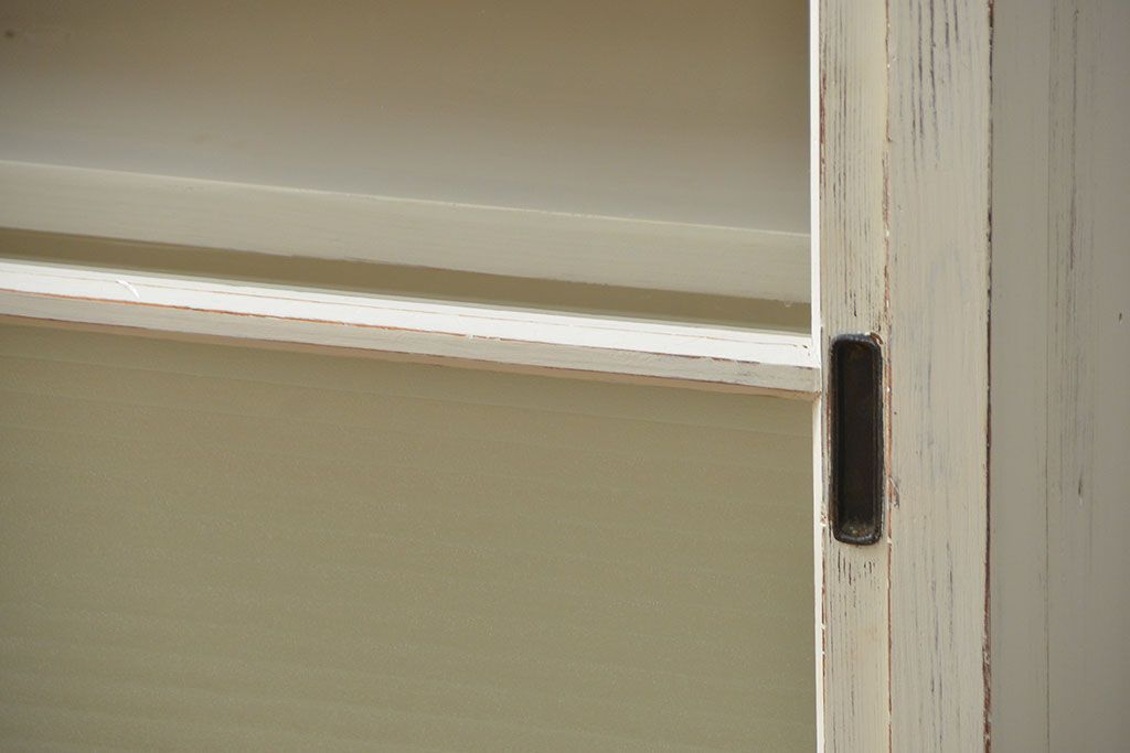 アンティーク家具　アンティークペイント 銀モールガラス入りの大きな収納棚(サイドボード、リビングボード)