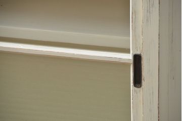 アンティーク家具　アンティークペイント 銀モールガラス入りの大きな収納棚(サイドボード、リビングボード)