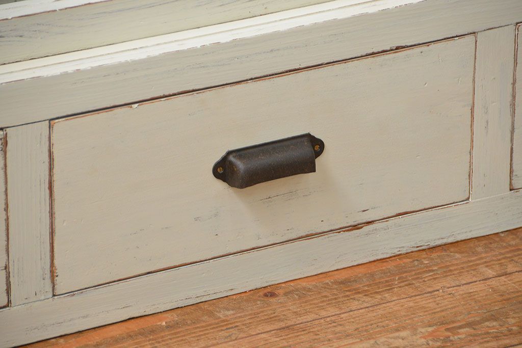 アンティーク家具　アンティークペイント 銀モールガラス入りの大きな収納棚(サイドボード、リビングボード)