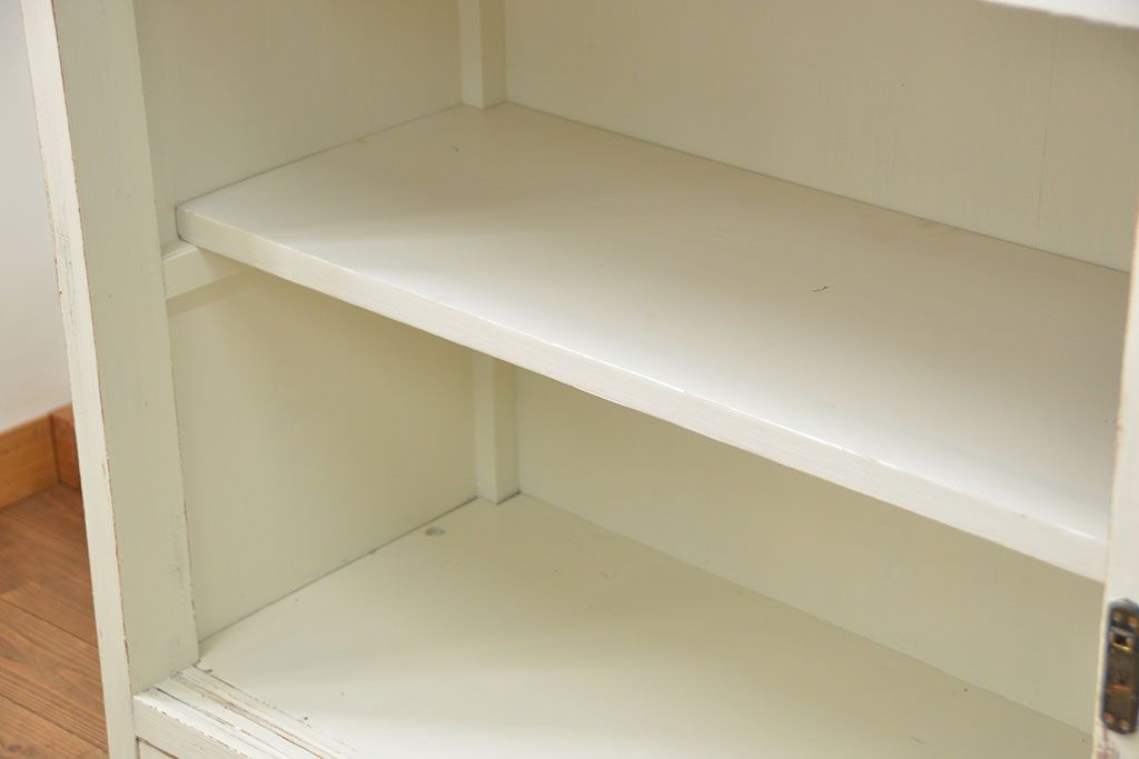 アンティーク家具　アンティークペイント 銀モールガラス入りの大きな収納棚(サイドボード、リビングボード)