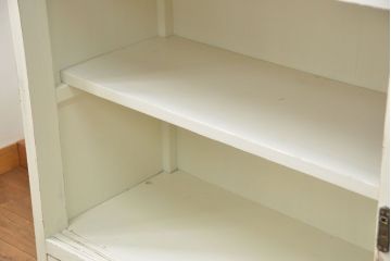 アンティーク家具　アンティークペイント 銀モールガラス入りの大きな収納棚(サイドボード、リビングボード)