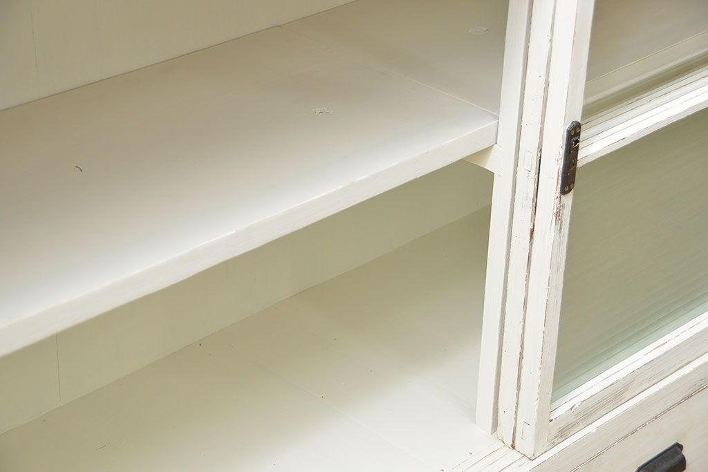 アンティーク家具　アンティークペイント 銀モールガラス入りの大きな収納棚(サイドボード、リビングボード)