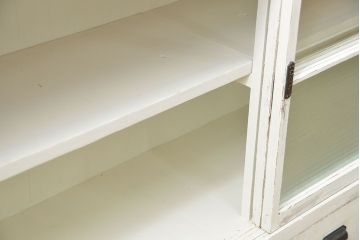 アンティーク家具　アンティークペイント 銀モールガラス入りの大きな収納棚(サイドボード、リビングボード)