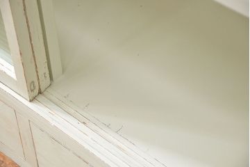 アンティーク家具　アンティークペイント 銀モールガラス入りの大きな収納棚(サイドボード、リビングボード)